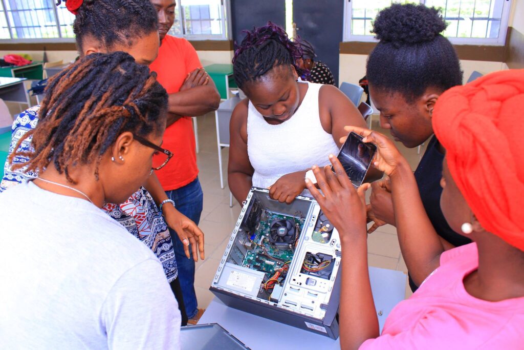 Des apprenantes de l'édition 2018 du programme SheIsTheCode en train de monter un ordinateur